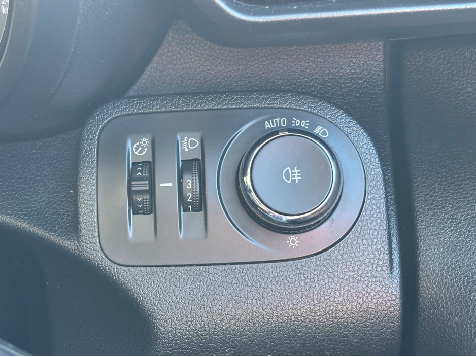 2022 Vauxhall Combo - image 21