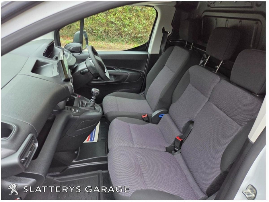 2025 Peugeot Partner - image 9