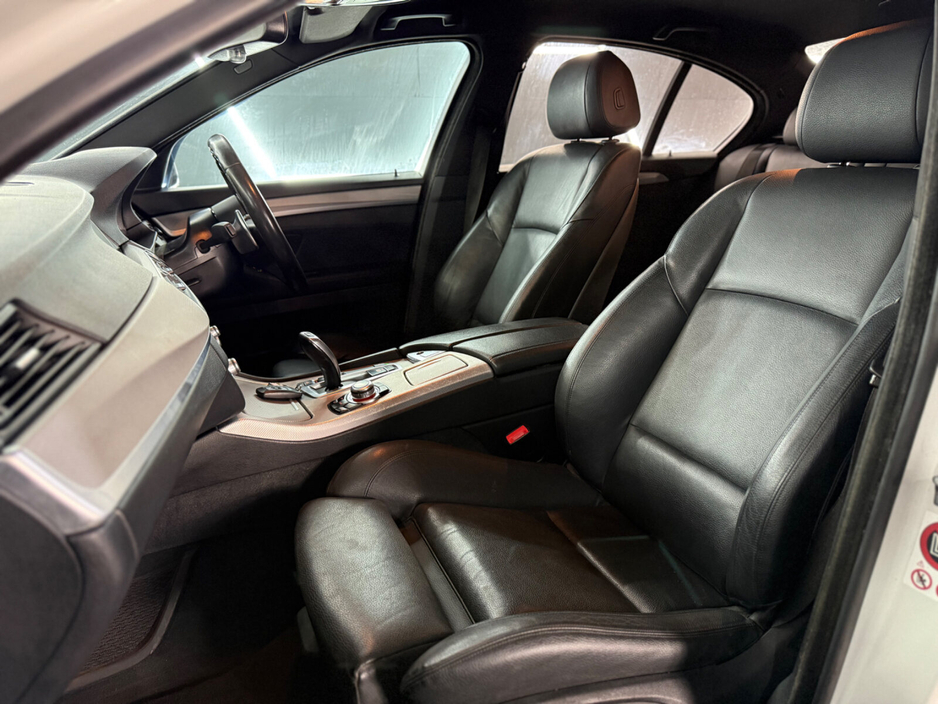 2016 BMW 5 Series - image 19