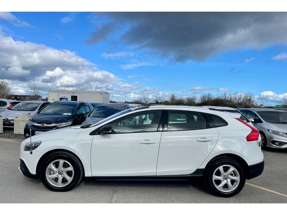 2015 Volvo V40 - image 5