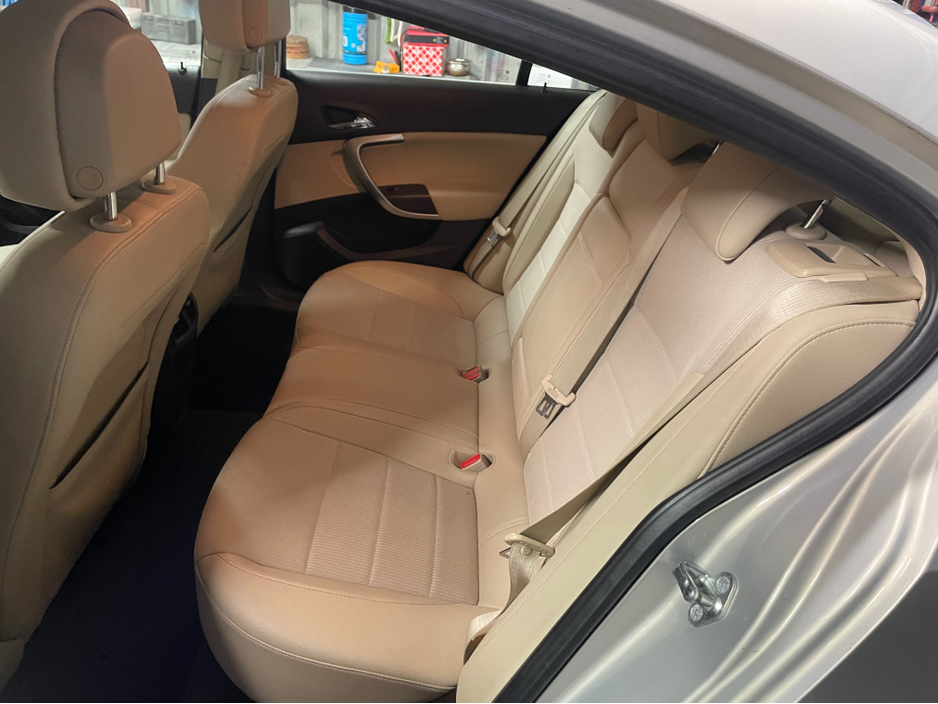 2010 Vauxhall Insignia - image 12