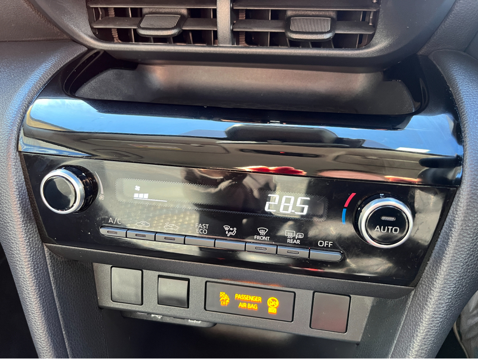 2024 Toyota Yaris - image 18