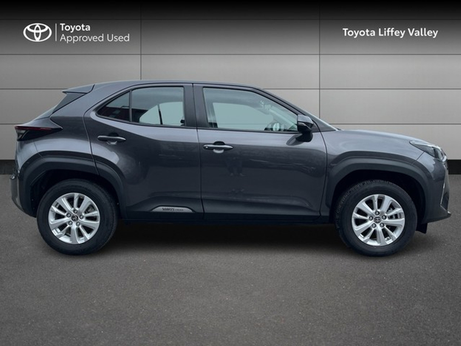 2023 Toyota Yaris Cross - image 3