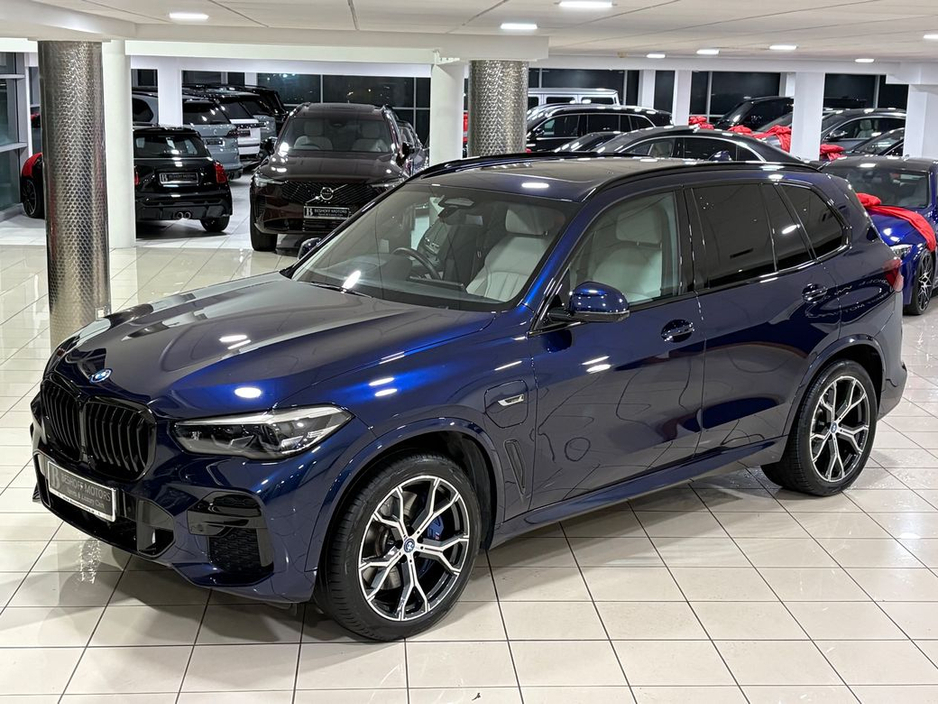 2022 BMW X5 45e M-SPORT HYBRID=TECH/COMFORT/SKY LOUNGE PACKAGES=LOW MILES//FULL BMW SERVICE HISTORY=222 REG=ORIGINAL IRISH SUPPLIED//TAILORED FINANCE PACKAGES AVA €66,995