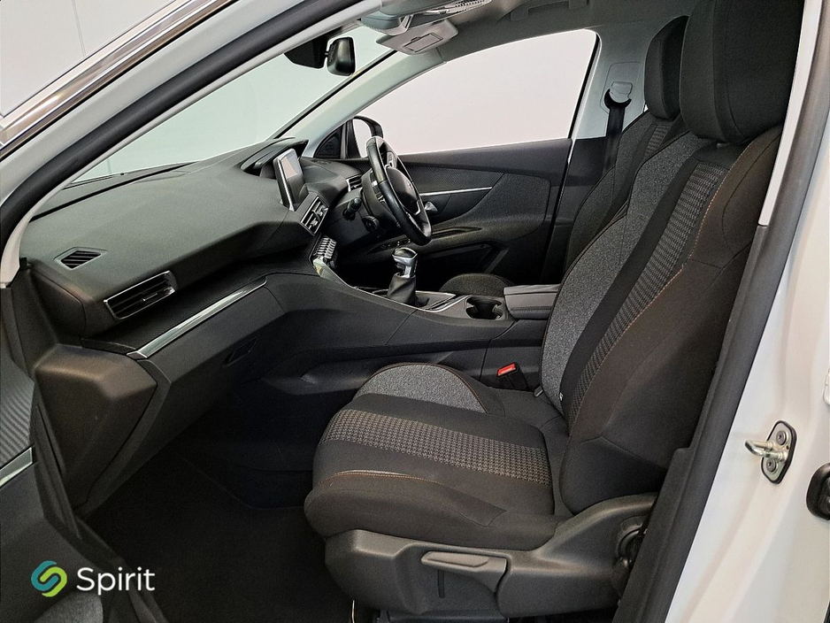 2018 Peugeot 3008 - image 3