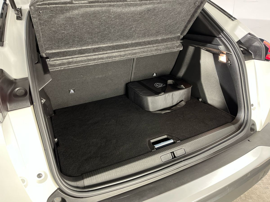 2023 Peugeot 2008 - image 12