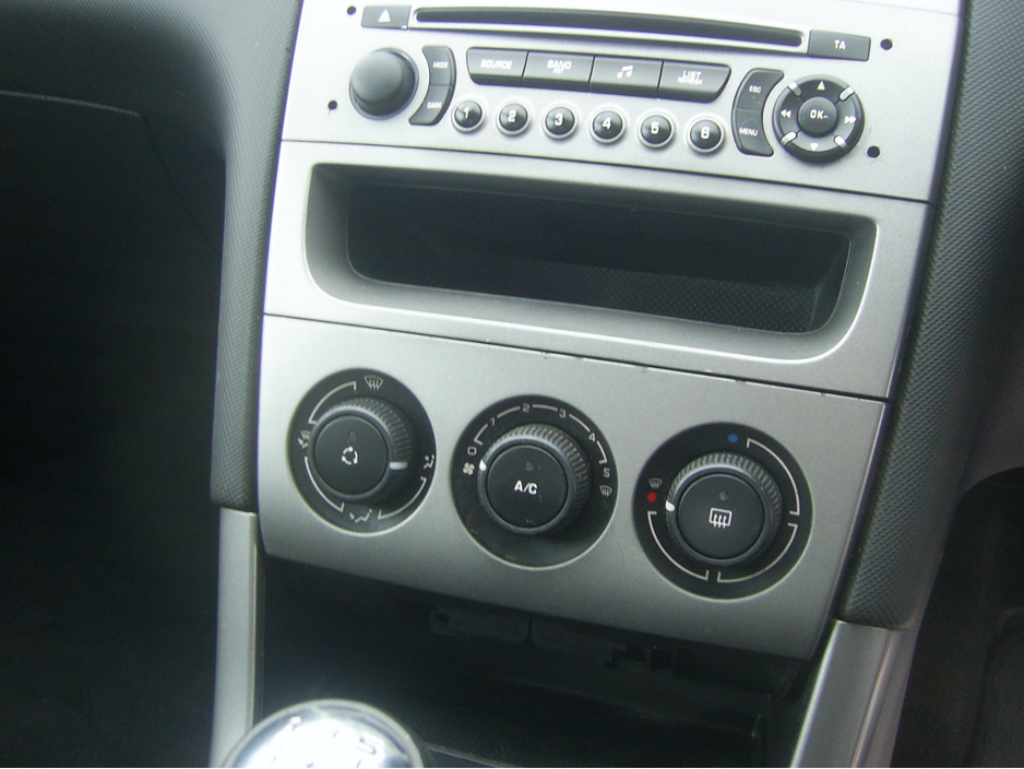 2012 Peugeot 308 - image 7