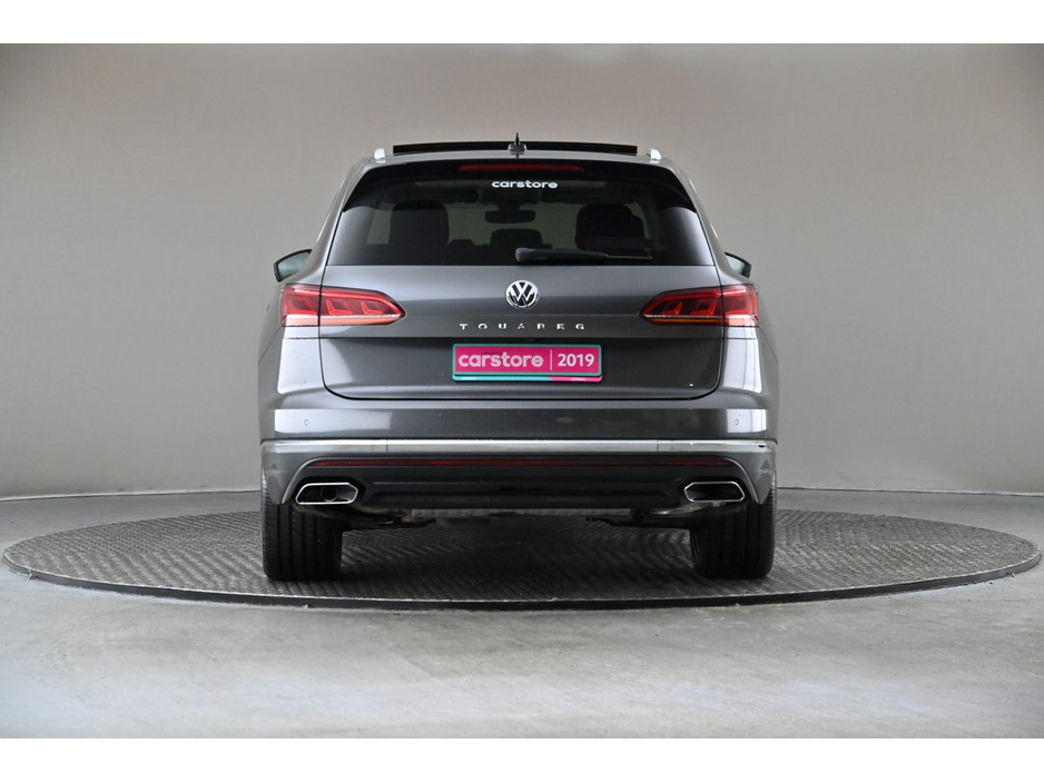 2019 Volkswagen Touareg - image 8