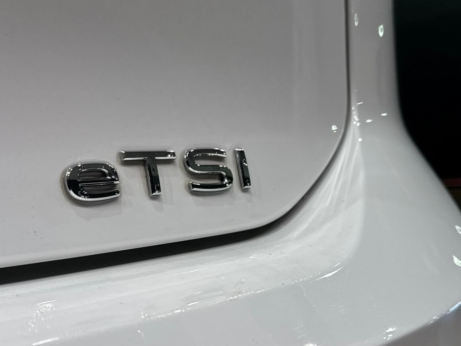 2021 Volkswagen Golf - image 11