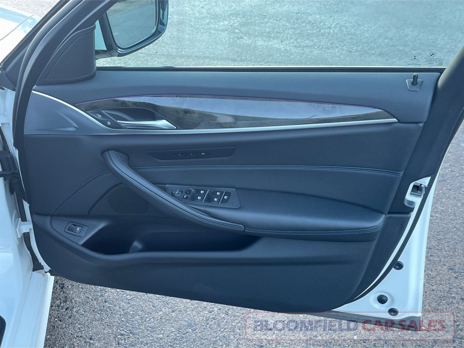 2017 BMW 5 Series - image 28