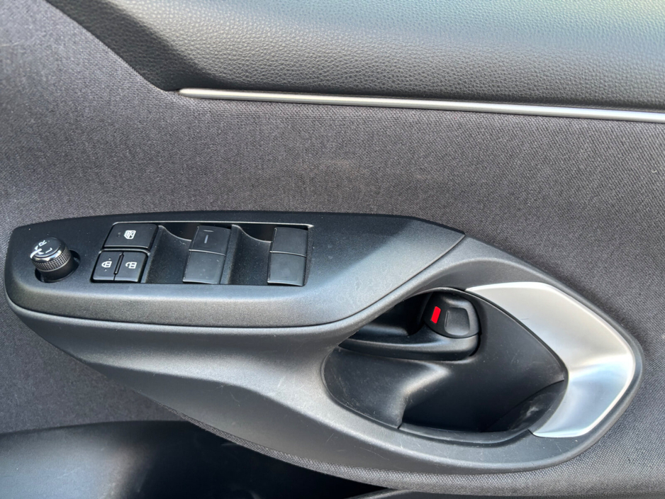 2023 Mazda Mazda2 - image 30