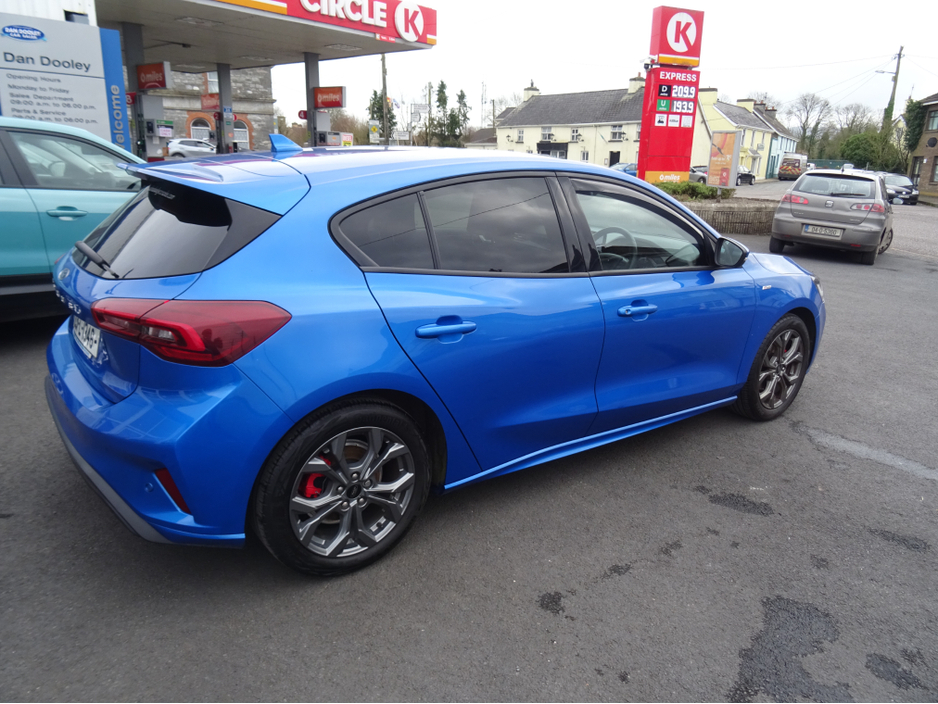 2023 Ford Focus - image 5