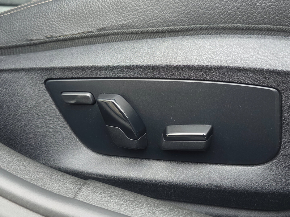 2017 BMW 5 Series - image 24