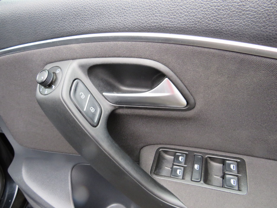 2014 Volkswagen Polo - image 8