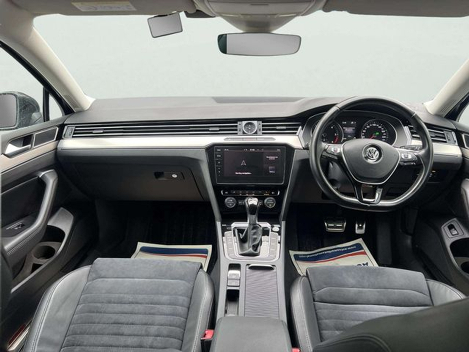 2018 Volkswagen Passat - image 2