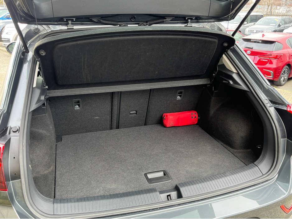 2024 Volkswagen T-Roc - image 8