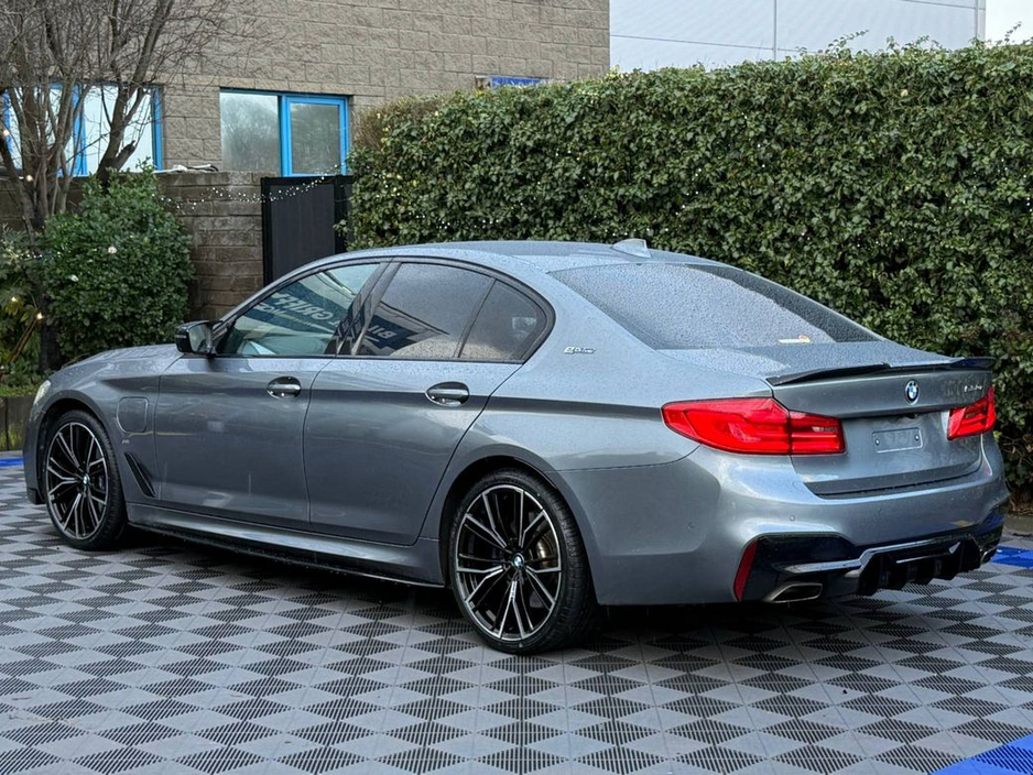 2019 BMW 5 Series 530e M-SPORT COMPETITION 2.0 HYBRID // HEADS-UP DISPLAY // 4 HEATED SEATS // 360 VISUAL PARKING ASSIST €29,900