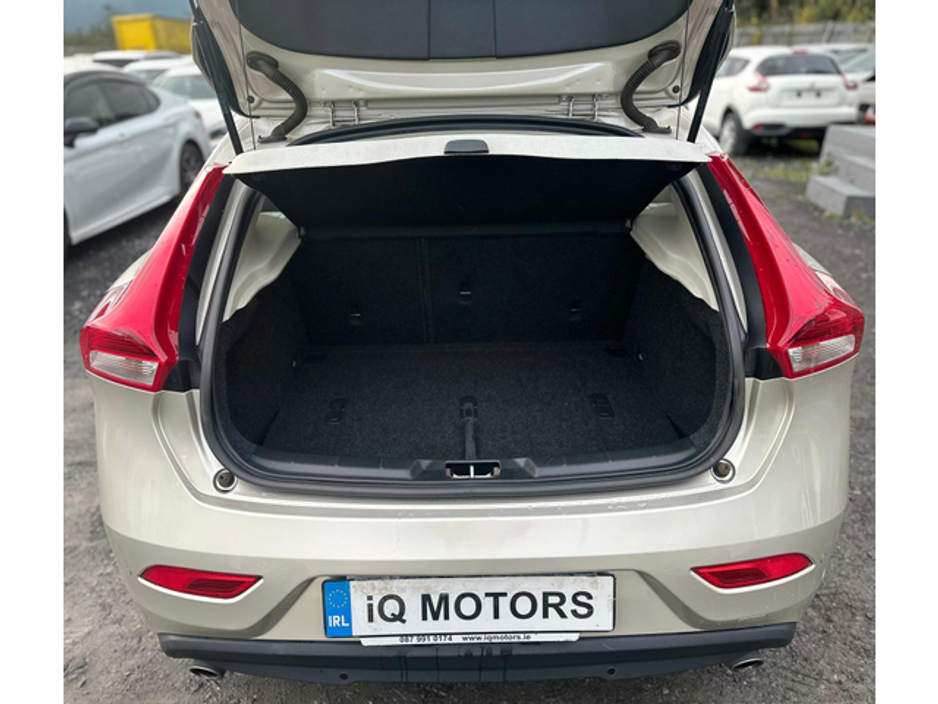 2016 Volvo V40 Cross Country 2.0L Diesel Automatic (9040) €13,495