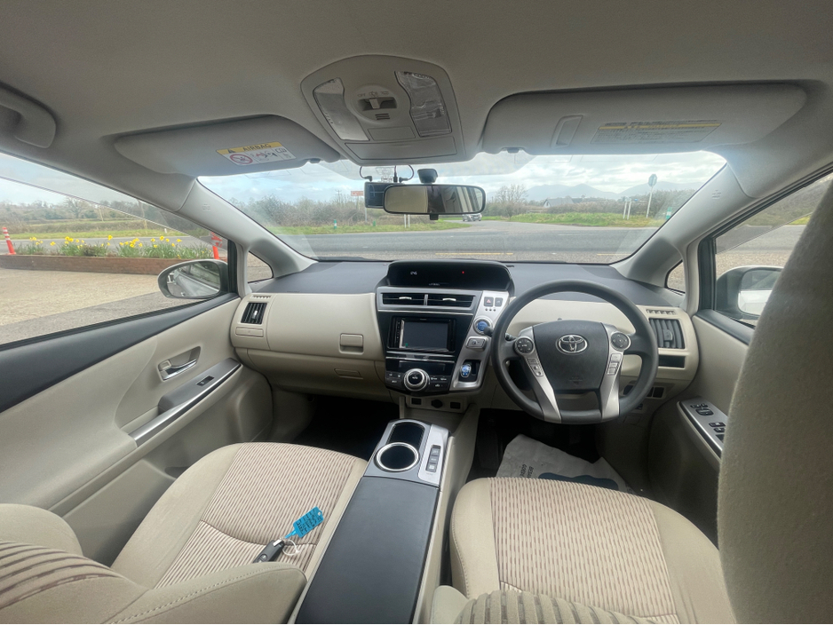 2015 Toyota Prius Alpha - image 10