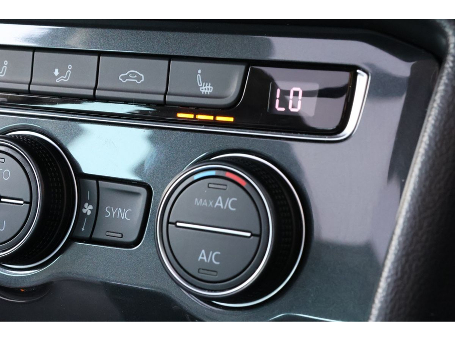 2020 Volkswagen Tiguan - image 12