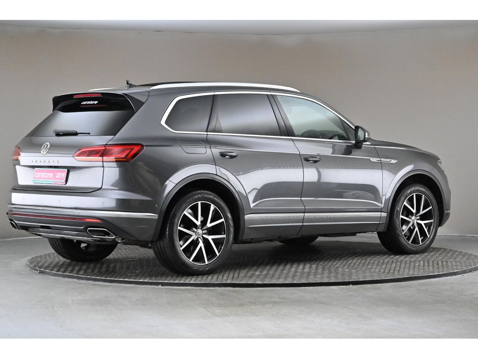 2019 Volkswagen Touareg - image 10