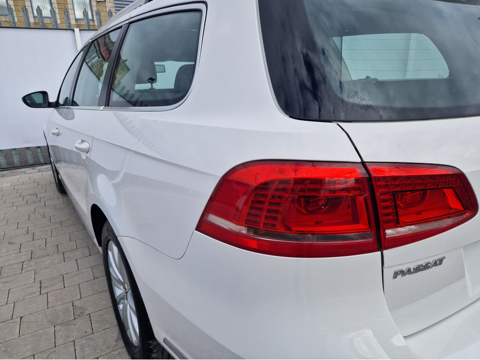 2011 Volkswagen Passat - image 8