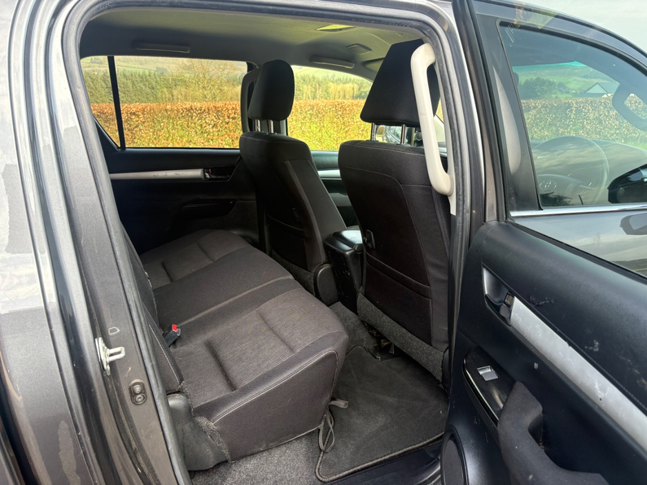 2022 Toyota Hilux - image 9