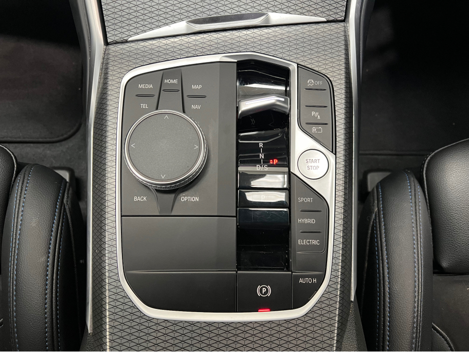 2023 BMW 3 Series - image 33