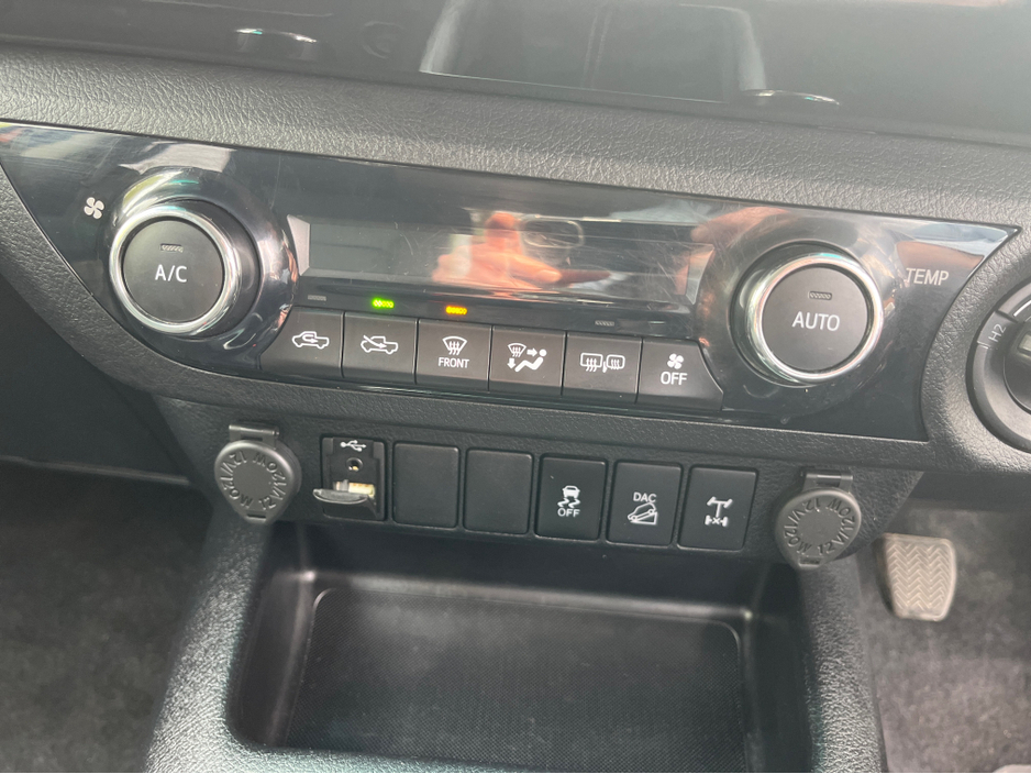 2020 Toyota Hilux - image 19