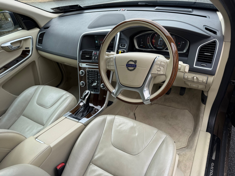 2015 Volvo XC60 - image 9