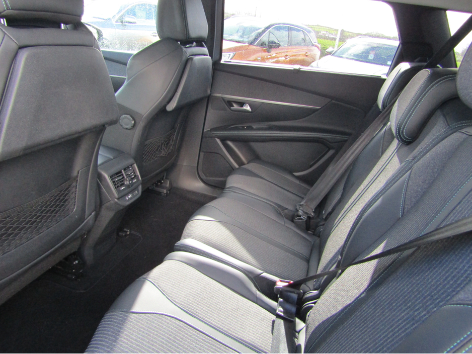 2022 Peugeot 5008 - image 9