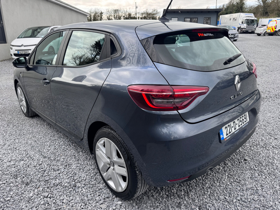 2022 Renault Clio - image 5