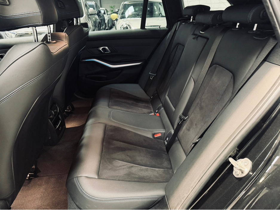 2023 BMW 3 Series - image 14