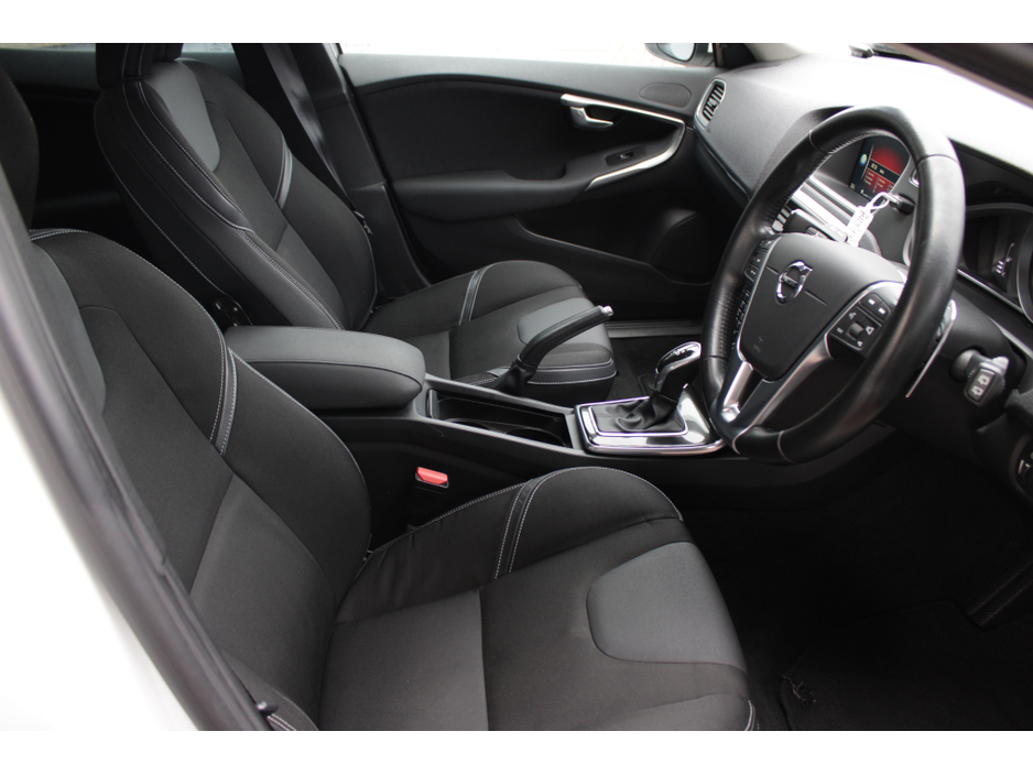 2017 Volvo V40 - image 11