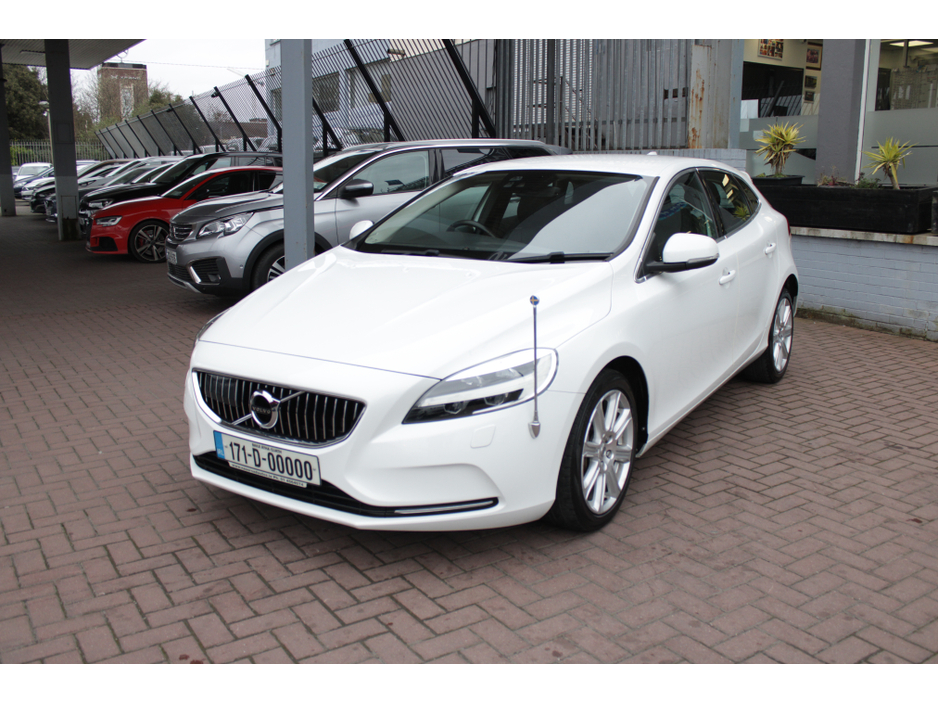 2017 Volvo V40 - image 8