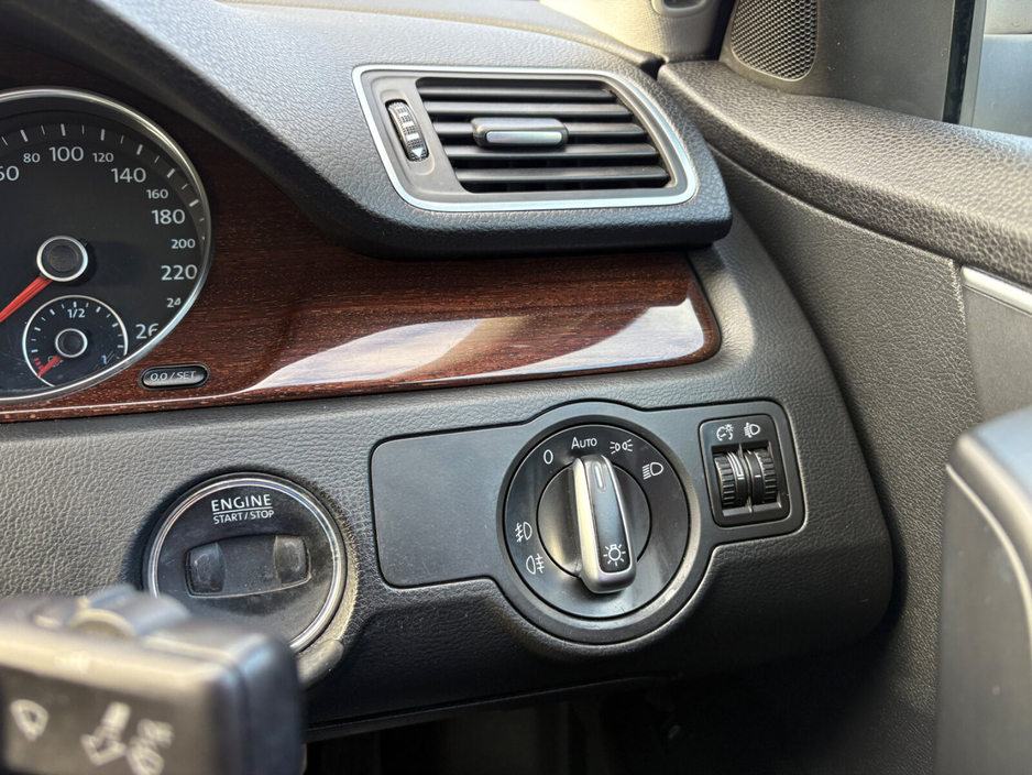 2012 Volkswagen Passat - image 11