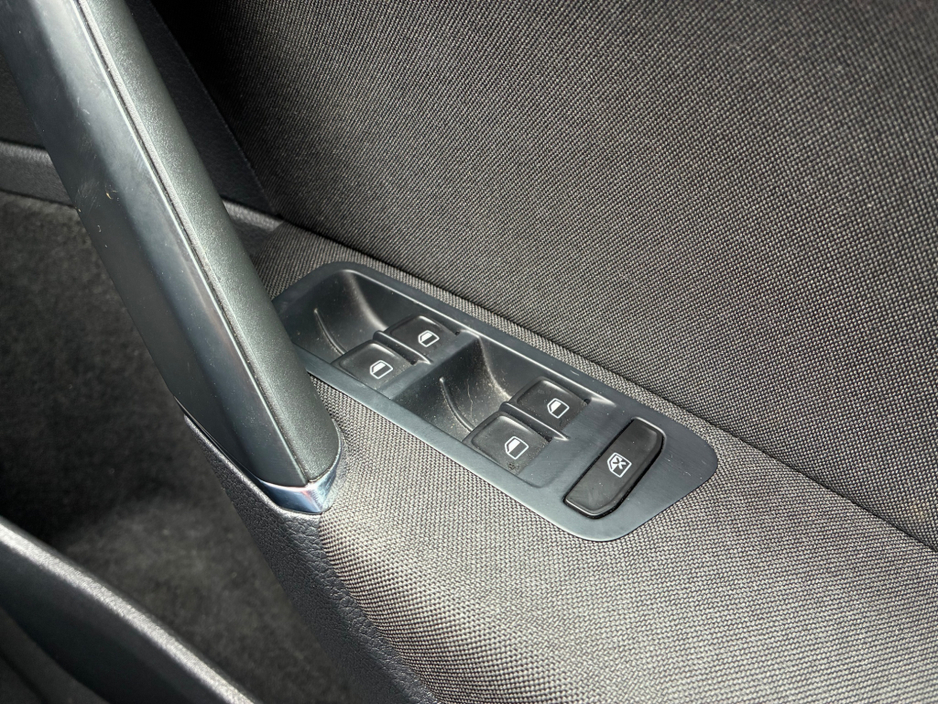 2015 Volkswagen Golf - image 14