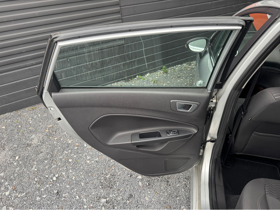 2014 Ford Fiesta - image 17