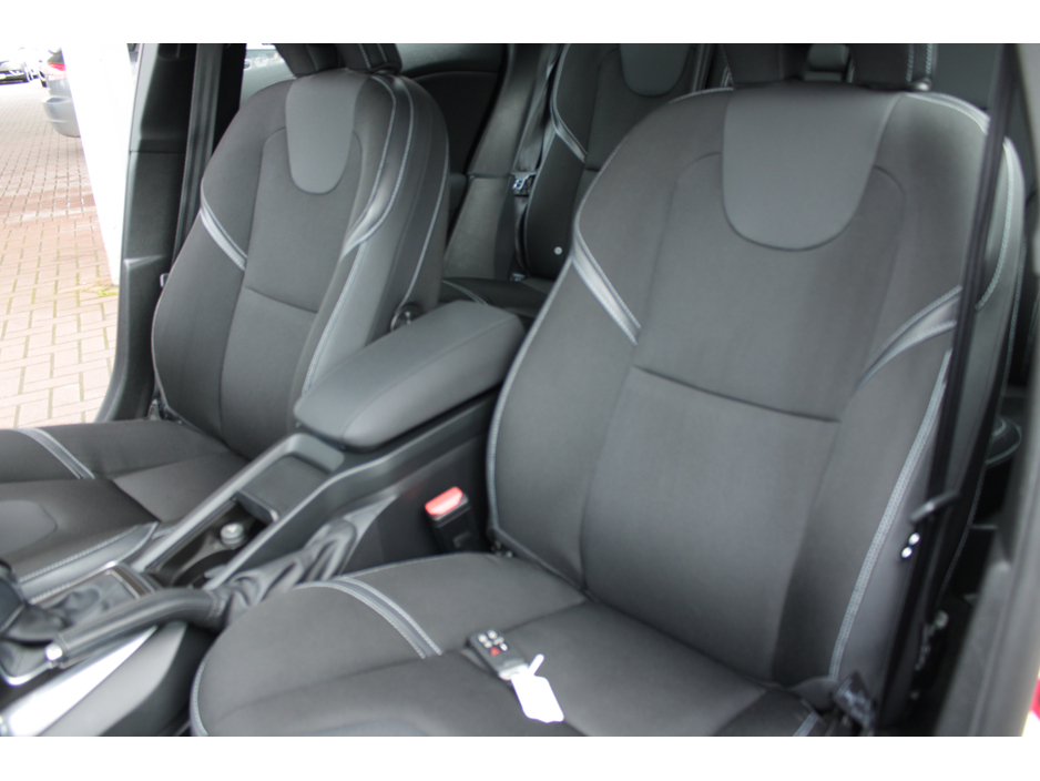 2016 Volvo V40 - image 21