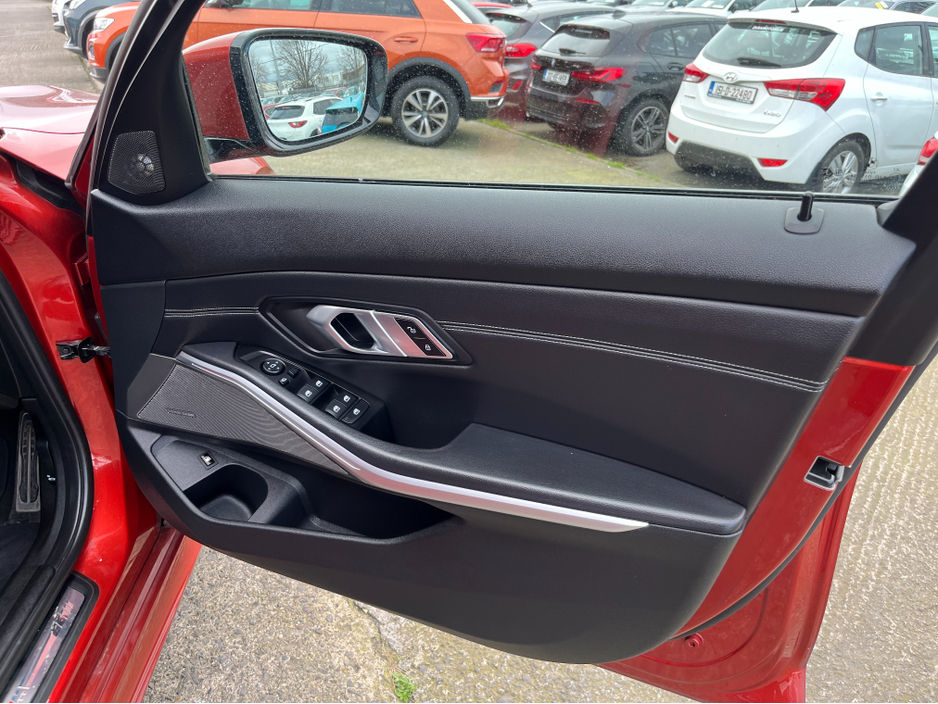 2019 BMW 3 Series - image 12