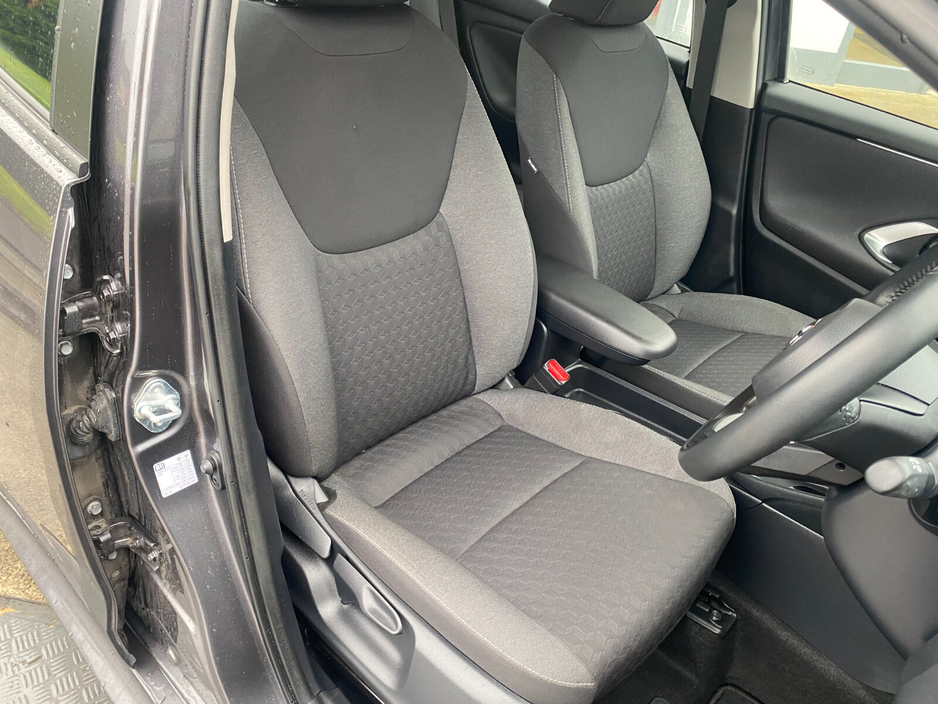 2024 Toyota Yaris - image 10