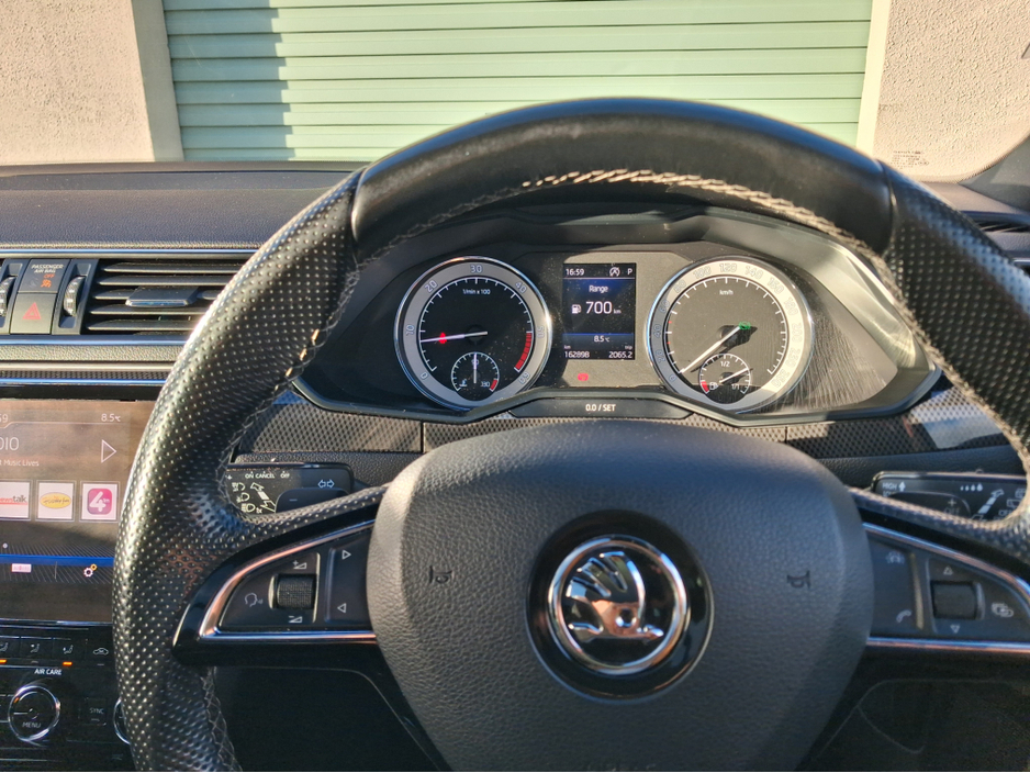 2018 Skoda Superb - image 9