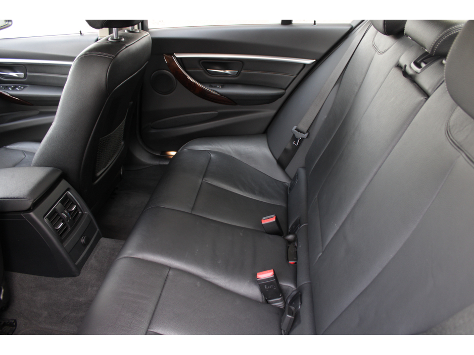 2018 BMW 3 Series - image 21