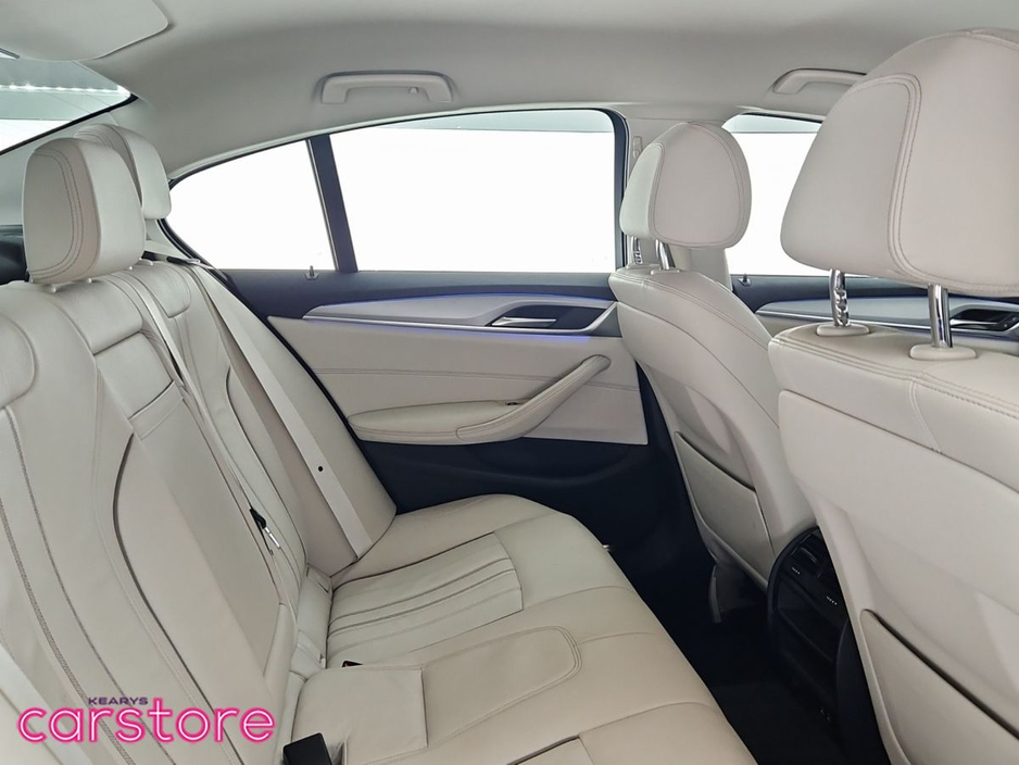 2021 BMW 5 Series - image 10