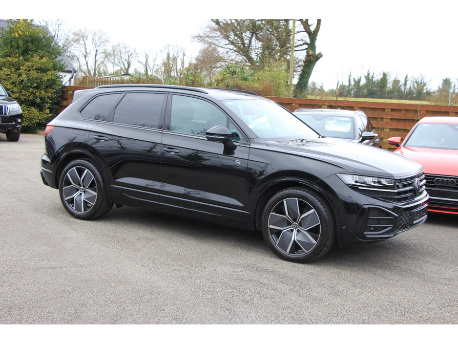 2025 Volkswagen Touareg - image 9