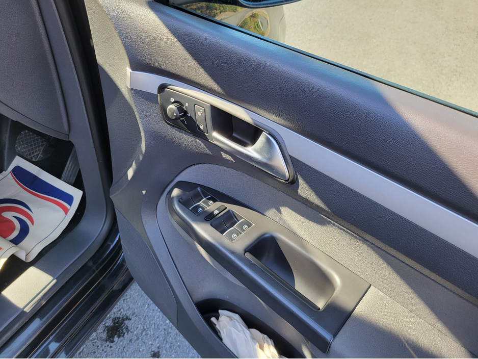 2014 Volkswagen Touran - image 14