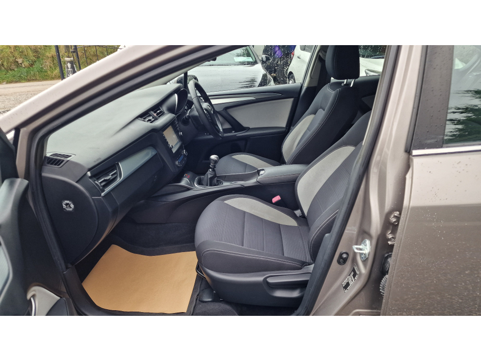 2016 Toyota Avensis - image 14