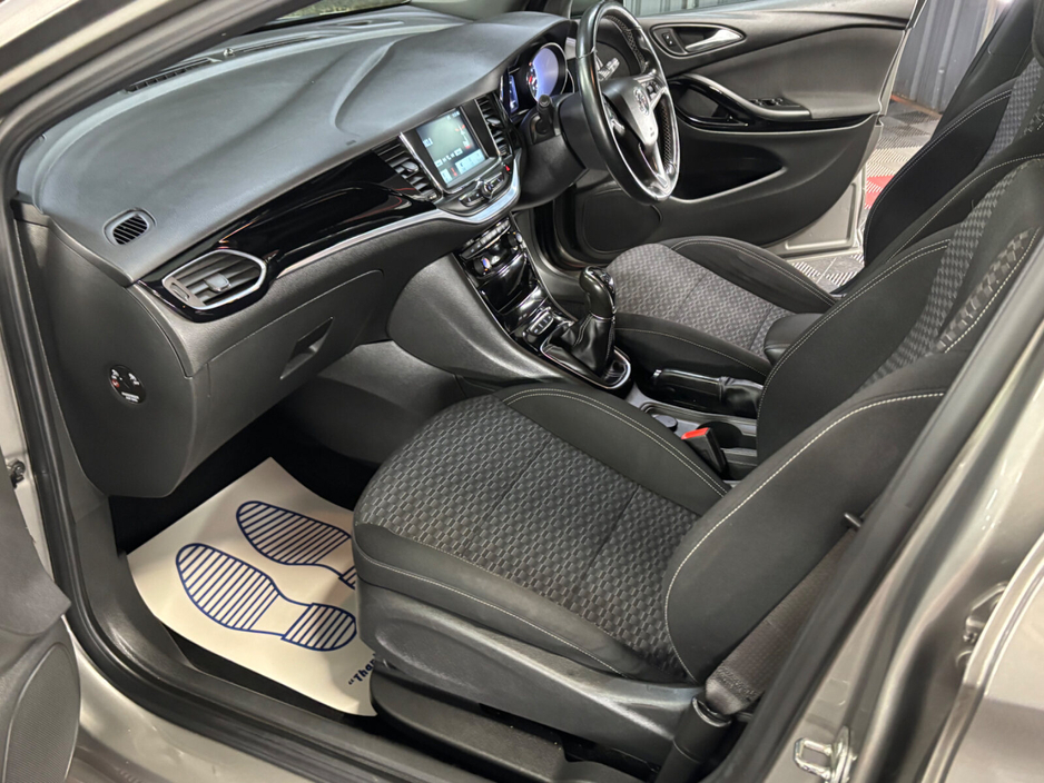 2017 Vauxhall Astra - image 18