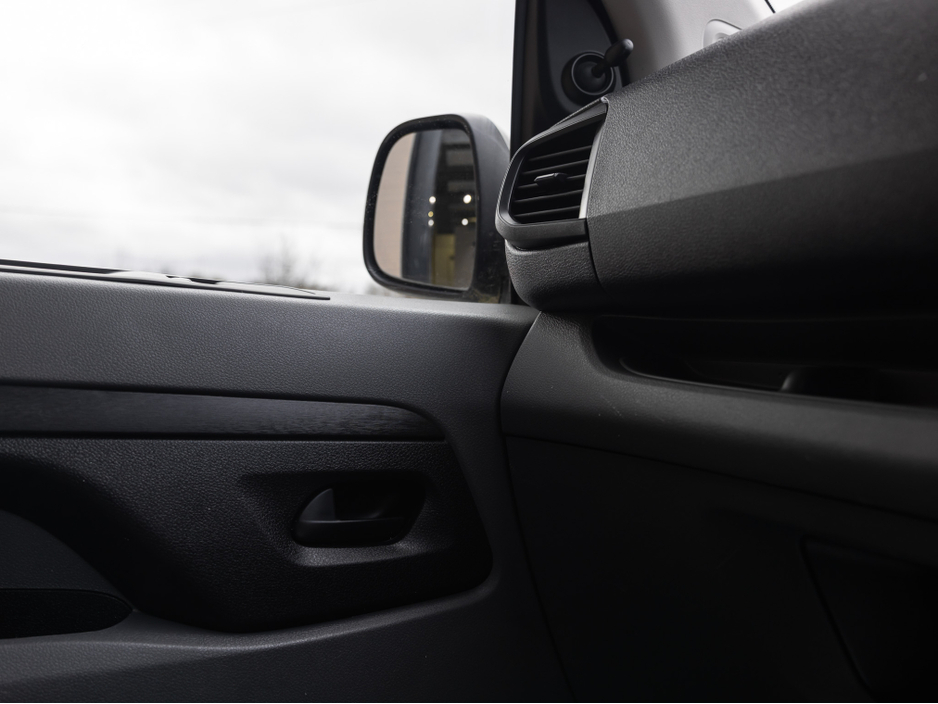 2017 Citroen Dispatch - image 16