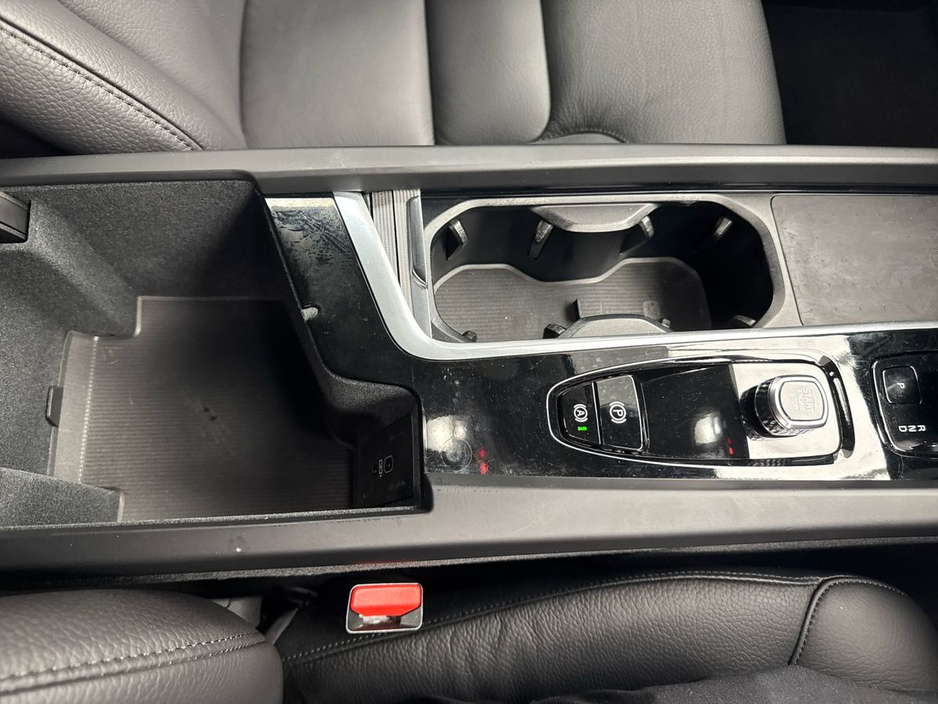 2022 Volvo XC60 - image 21